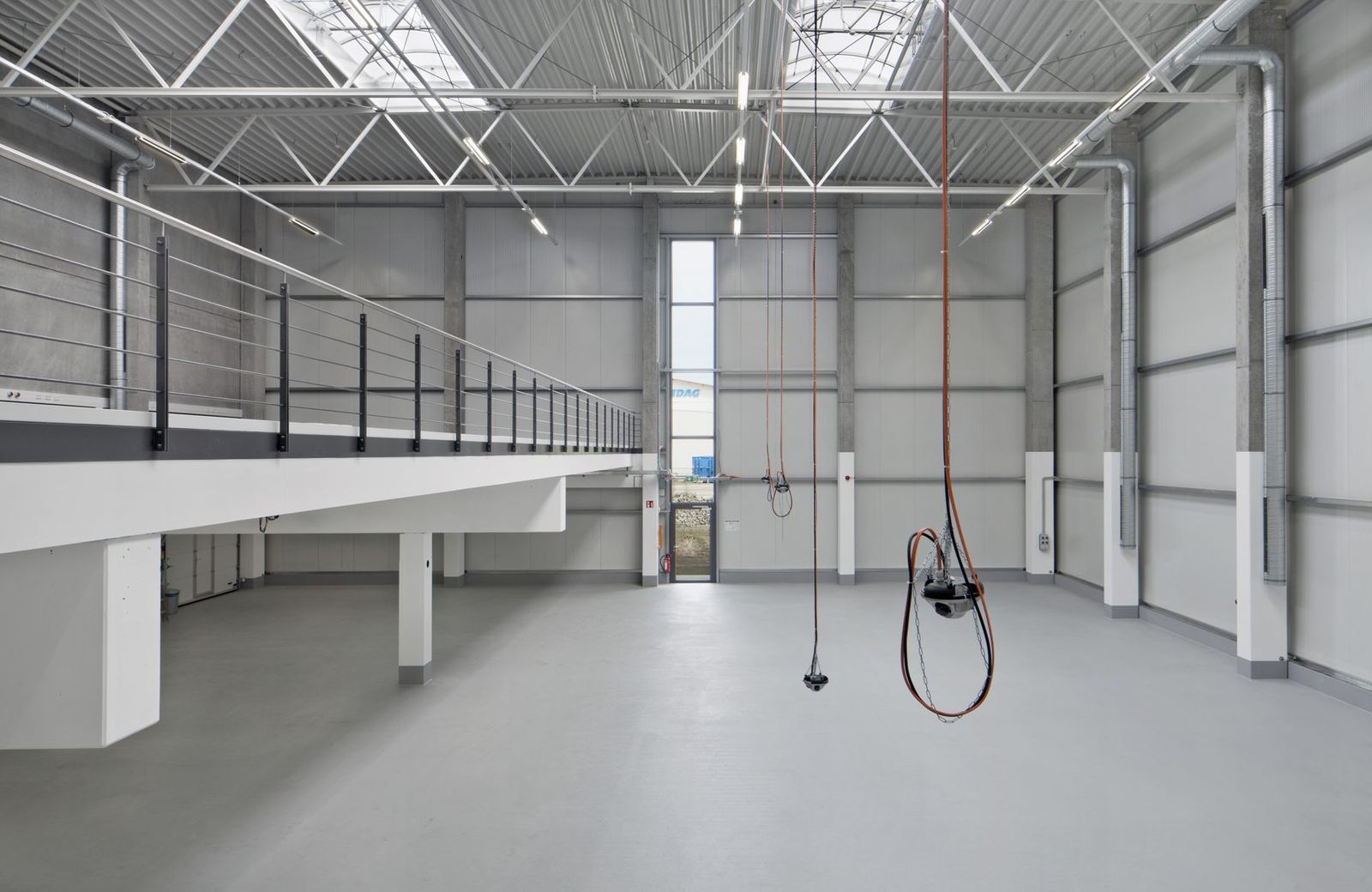 Leere Halle in Hohenbüchen 5 mit Galerie und Oberlichtern
